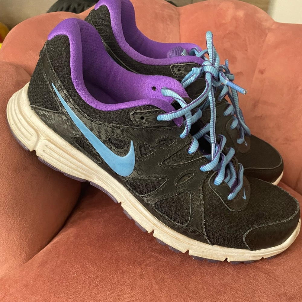 Nike 7.5 Revolution 2 sneakers
